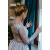 Asymetryczna szara suknia koronkowa z rękawem na wesele Dafne 2