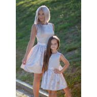 LaKey Flower  beżowy zestaw sukienek mama i córka, sukienka dla córki - LaKey Flower  beżowy zestaw sukienek mama i córka, sukienka dla córki 2