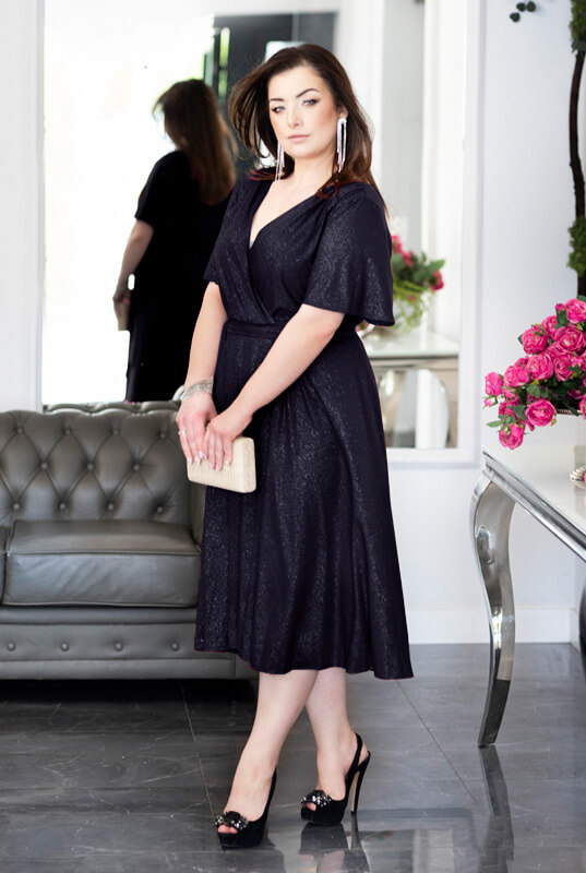 Brokatowa Sukienka Midi Estera – Elegancja w Czerni na Każdą Okazję