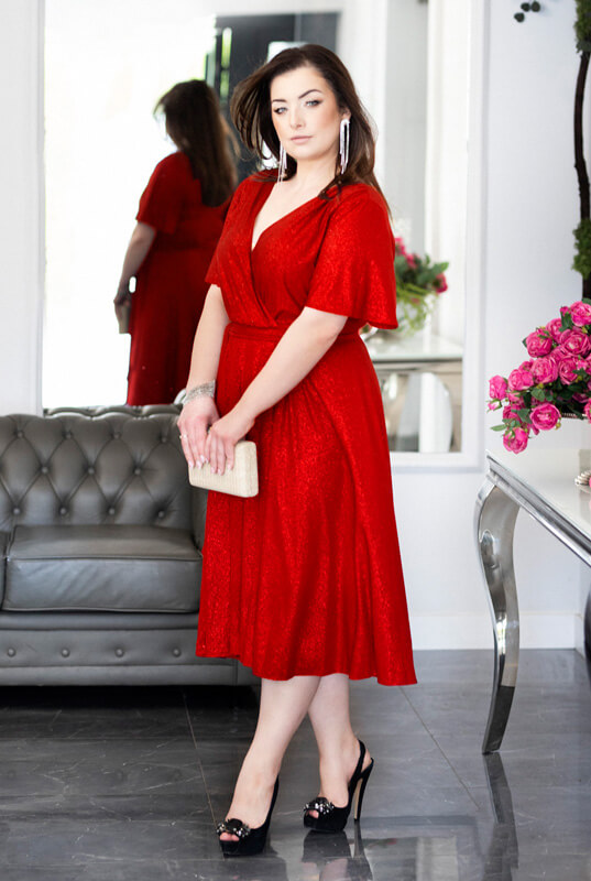 Brokatowa Czerwona Sukienka za kolano Estera Midi Plus Size - Elegancja i Komfort na Każdą Okazję