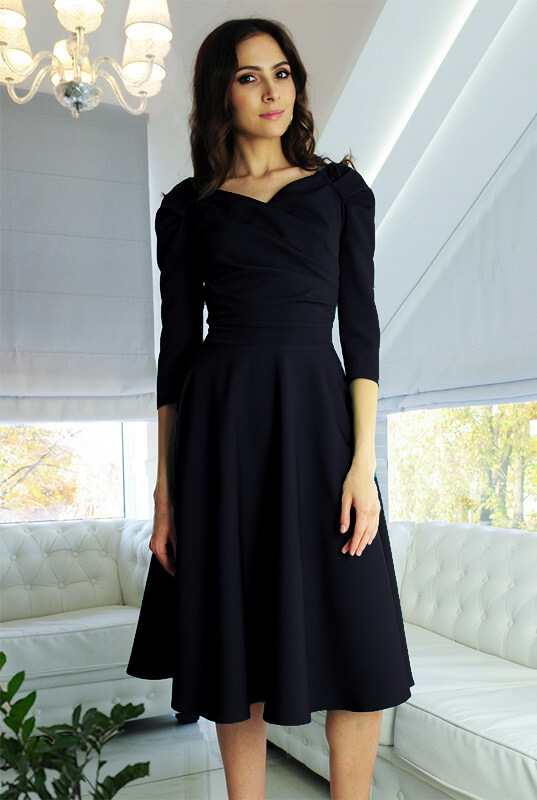 Rozkloszowana sukienka z rękawem i dekoltem w szpic czarna LaKey 376