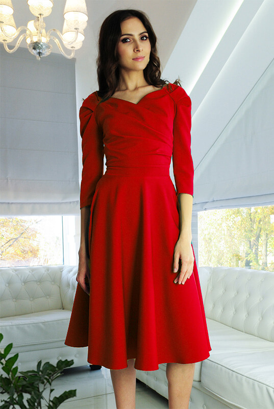 Rozkloszowana sukienka z rękawem i dekoltem w szpic czerwona LaKey 376