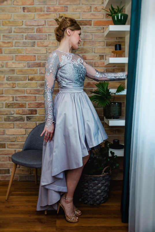 Asymetryczna szara suknia koronkowa z rękawem na wesele Dafne 4